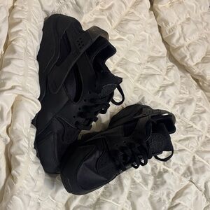 Nike Huaraches Black 9.5 US